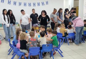 מגלים אחריות חברתית