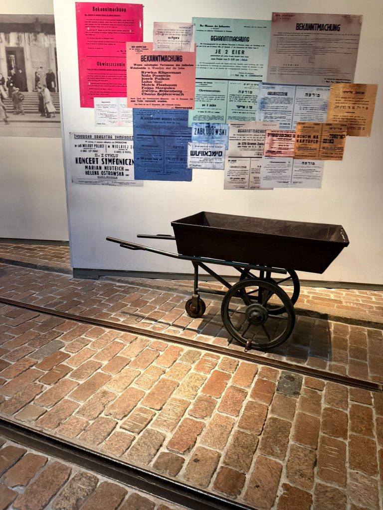 חובה לבקר-תמונת שער